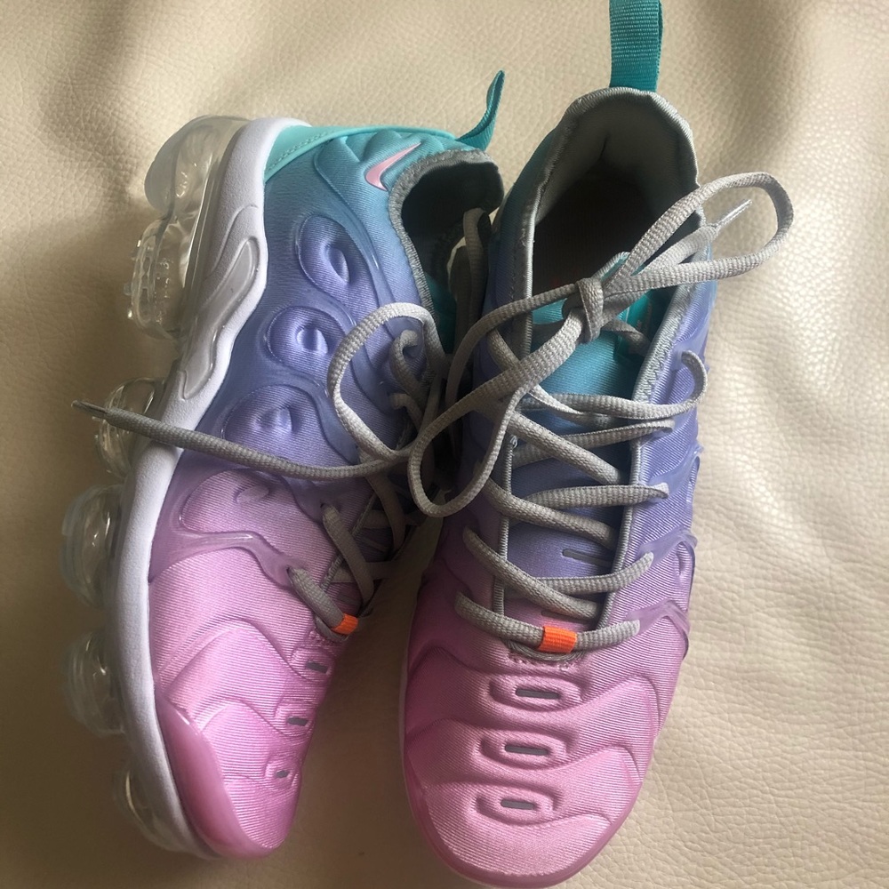 Woman’s vapormax plus BNIB - Picture 4 of 9